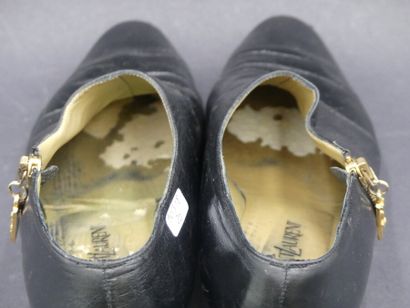 Yves Saint LAURENT YVES SAINT LAURENT. Paire de bottines en cuir noir, taille 39....
