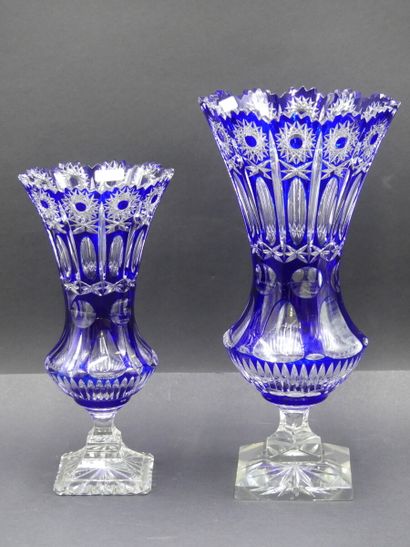 Réunion de deux vases en cristal de Bohème teinté bleu Réunion de deux vases en cristal...