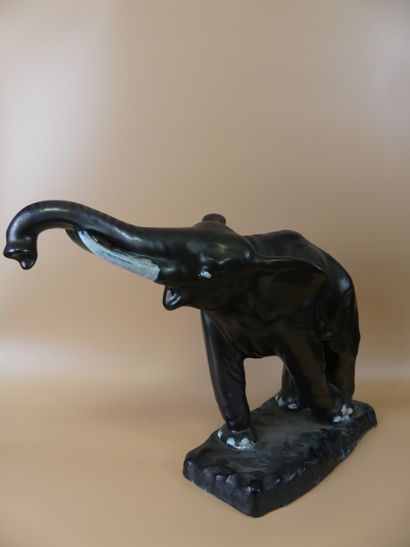 Elephant en métal à patine noire Elephant en métal peint noir rehaussé de blanc au...