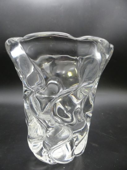 Vase en cristal torsadé. Dans le goût de DAUM. Vase en cristal torsadé. Circa1970....