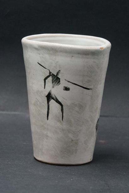 Vase en céramique Vase en céramique émaillée à décor de frise préhistorique. Signé...