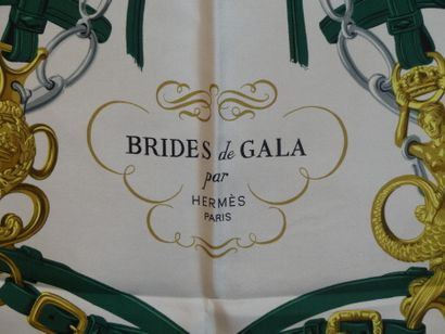 HERMES -PARIS Carré en soie imprimée titré "Brides de gala" bordure verte HERMES...