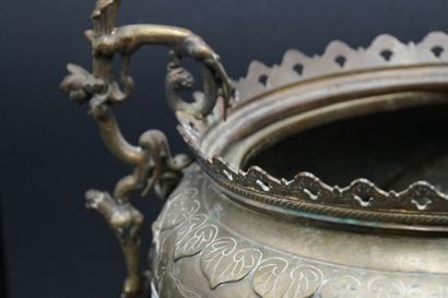 CHINE . Cache pot bronze CHINE XX ième siècle . Cache pot à décor de dragons à deux...