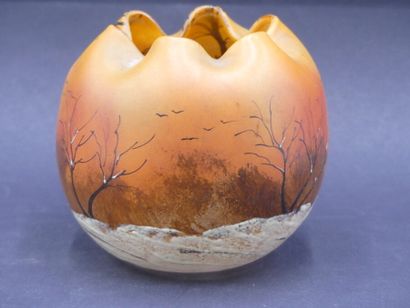 LEGRAS LEGRAS. Vase boule à décor émaillé d'un paysage hivernal, signé. Hauteur:...