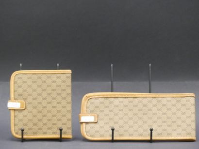 GUCCI GUCCI. Réunion d'un porte cartes et d'un chéquier en toile cirée et cuir monogrammé....