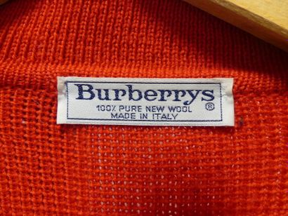 BURBERRYS. BURBERRYS. Gilet en laine rouge , taille 40/42 environ. Usures d'usag...
