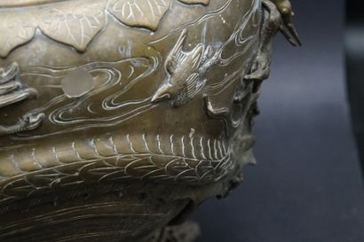 CHINE . Cache pot bronze CHINE XX ième siècle . Cache pot à décor de dragons à deux...