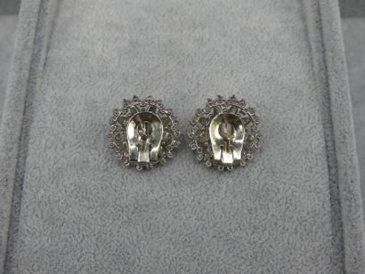 BOUCLES D'OREILLES Boucles d'oreilles. Or et platine, diamants. 18,1g
