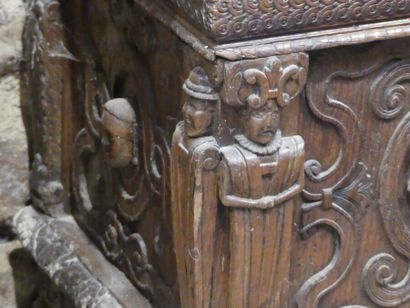 Coffre en chêne façade sculptée Normandie XVI siècle. Coffre en chêne mouluré et...