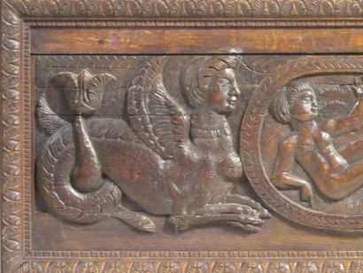 Bas relief en noyer XVIème siècle Bas relief en noyer sculpté à décor d'enfant et...