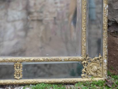 Miroir en bois sculpté et doré Important miroir en bois sculpté et doré à pare-closes...