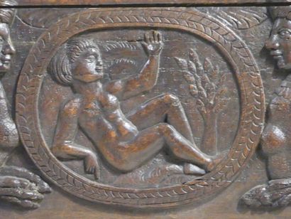Bas relief en noyer XVIème siècle Bas relief en noyer sculpté à décor d'enfant et...