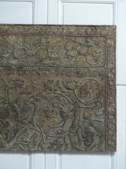 Devant d'autel brodé XVI siècle, Devant d'autel brodé à décor de volatiles, feuillages...