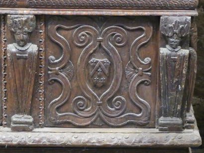 Coffre en chêne façade sculptée Normandie XVI siècle. Coffre en chêne mouluré et...