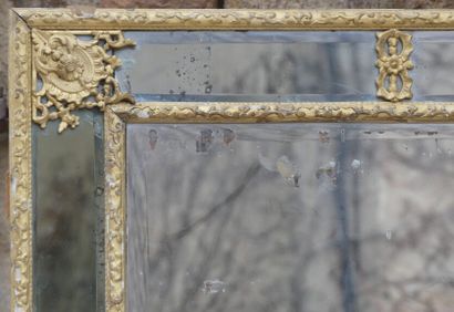 Miroir en bois sculpté et doré Important miroir en bois sculpté et doré à pare-closes...