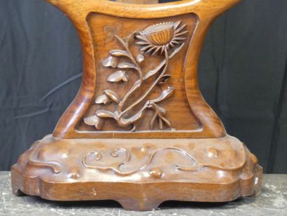 null CHINE. Chevalet en en bois mouluré sculpté à décor de fleur de lotus. XXème...