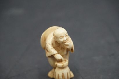 JAPON. Netsuké en ivoire sculpté, JAPON. Netsuké en ivoire sculpté, homme à la potiche....