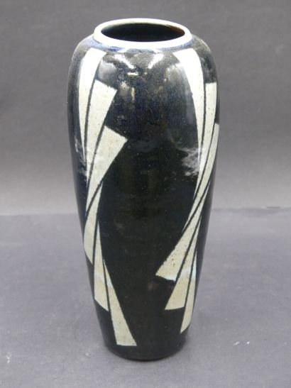 null Vase en céramique noire à décor géométrique. Hauteur : 30 cm.