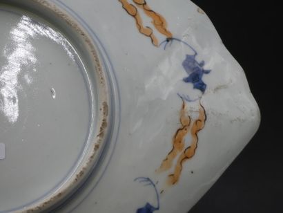 CHINE, plat en porcelaine CHINE, plat en porcelaine polychrome en forme d'éventail....