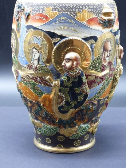 Vase en faïence Satsuma JAPON XXème siècle. Vase en faïence Satsuma à décor de personnages...