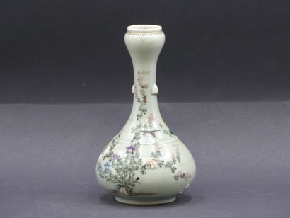 CHINE. Vase à long col CHINE. Vase à long col en céramique polychrome. Marqué sous...
