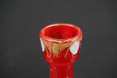 Dans le gout de PANTIN Dans le gout de PANTIN. Vase en verre teinté rouge à décor...