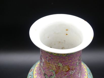 CHINE. Vase balustre en porcelaine CHINE. Vase balustre en porcelaine à décor émaillé...