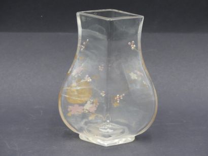 BACCARAT. Vase BACCARAT. Vase en cristal à section quadrangulaire à décor de lune...