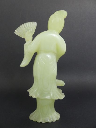 A EXPERTISER CHINE. Statuette de femme en jadéite. 

Hauteur : 16cm

Manque au niveau...