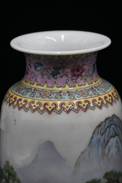 CHINE. Paire de vases CHINE. Paire de vases en porcelaine polychrome à décor de paysage...