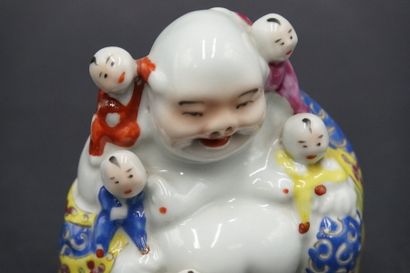 CHINE. Bouddha rieur aux enfants CHINE. Bouddha rieur aux enfants en porcelaine polychrome....