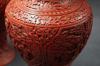 CHINE. Paire de vases en laque rouge à décor de personnages. CHINE. Paire de vases...