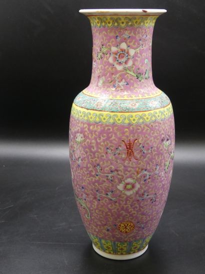 CHINE. Vase balustre en porcelaine CHINE. Vase balustre en porcelaine à décor émaillé...