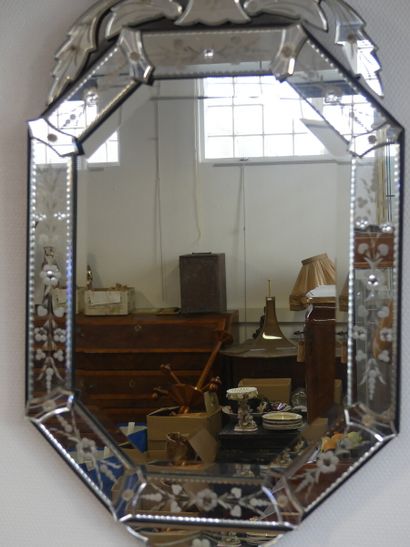 null Miroir à fronton en verre gravé dans le style vénitien. Dimensions: 92.5x49...