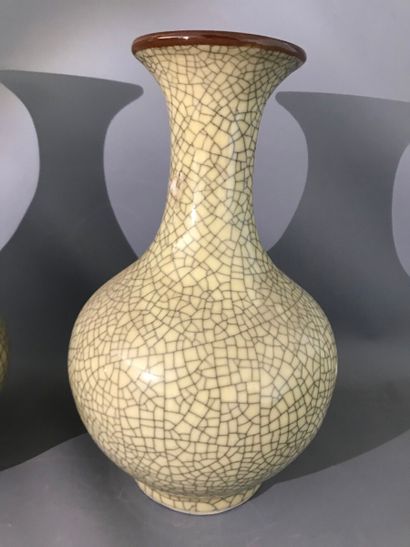 CHINE XXème siècle. Chine XXème siècle. Paire de vases potiches en céramique craqulée...