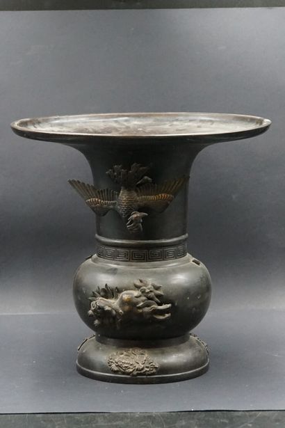 Grand vase en bronze, JAPON, fin du XIXème siècle ?

Grand vase en bronze, la panse...