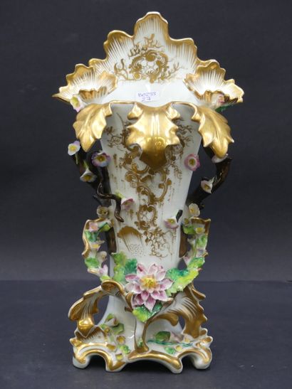 Un vase de mariée en porcelaine Un vase de mariée en porcelaine polychrome à décor...