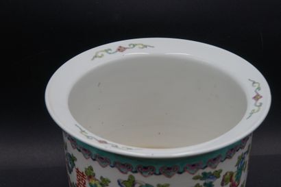 CHINE. Cache-pot CHINE. Cache-pot en porcelaine. Hauteur : 23 cm.
