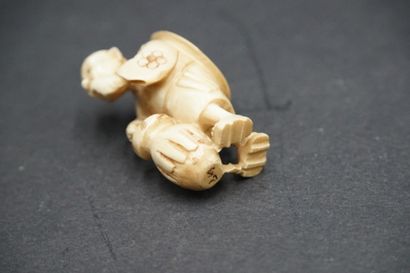 JAPON. Netsuké en ivoire sculpté, JAPON. Netsuké en ivoire sculpté, homme à la potiche....