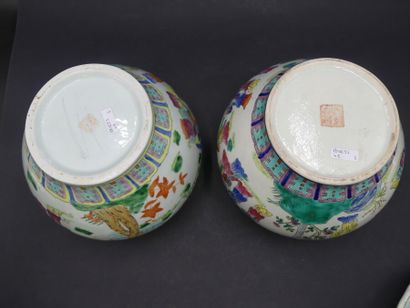CHINE. Réunion de pots CHINE. Réunion de pots couverts en porcelaine blanche à décor...