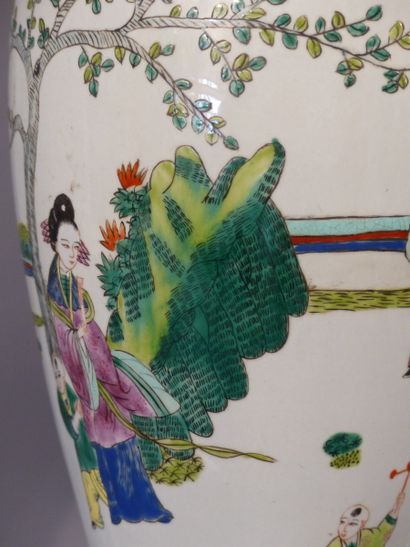 CHINE. Paire de vases balustres en porcelaine CHINE, XXème siècle

Paire de vases...
