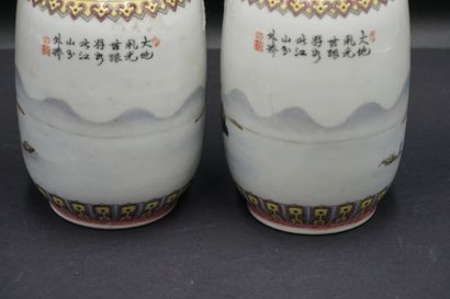CHINE. Paire de vases CHINE. Paire de vases en porcelaine polychrome à décor de paysage...