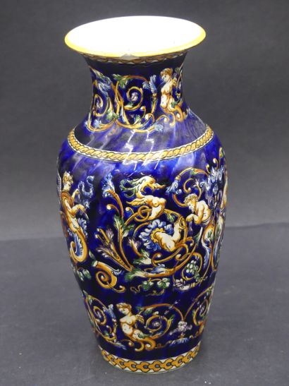 GIEN. Vase potiche GIEN. Vase potiche en faïence à décor Renaissance. Hauteur : 26...