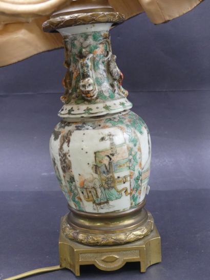CHINE - CANTON. CHINE - Canton. Vase balustre monté en lampe en porcelaine polychrome...