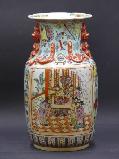 CHINE. Vase en porcelaine CHINE. Vase en porcelaine blanche à décor de personnages...
