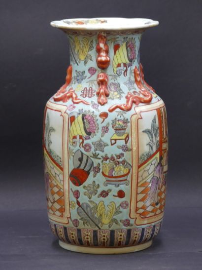 CHINE. Vase en porcelaine CHINE. Vase en porcelaine blanche à décor de personnages...