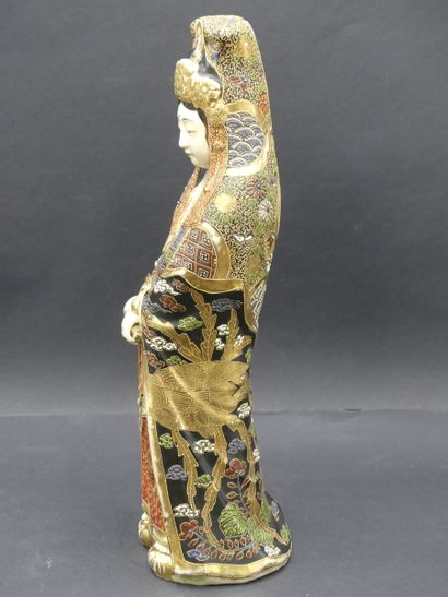 null JAPON Satsuma. Statuette de femme en porcelaine polychrome. Hauteur : 46 cm