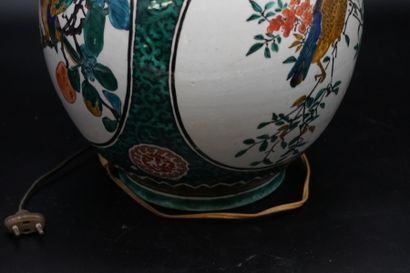 CHINE. Vase en porcelaine à panse globulaire CHINE. Vase en porcelaine à panse globulaire...