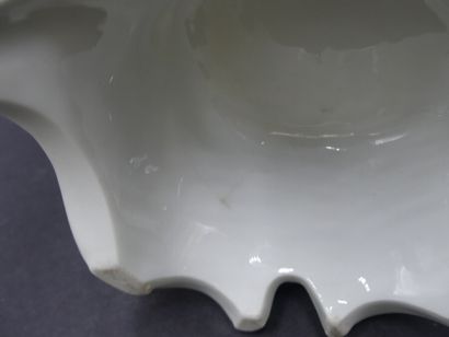 Un vase de mariée en porcelaine Un vase de mariée en porcelaine polychrome à décor...