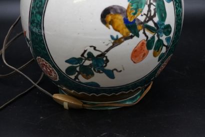 CHINE. Vase en porcelaine à panse globulaire CHINE. Vase en porcelaine à panse globulaire...